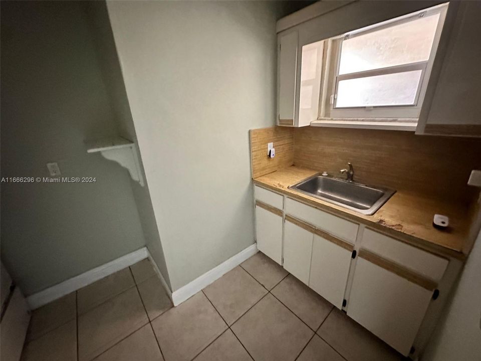 Active With Contract: $1,975 (2 beds, 1 baths, 677 Square Feet)