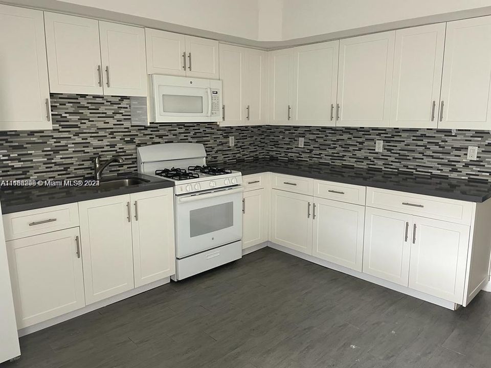 For Rent: $2,250 (2 beds, 2 baths, 747 Square Feet)