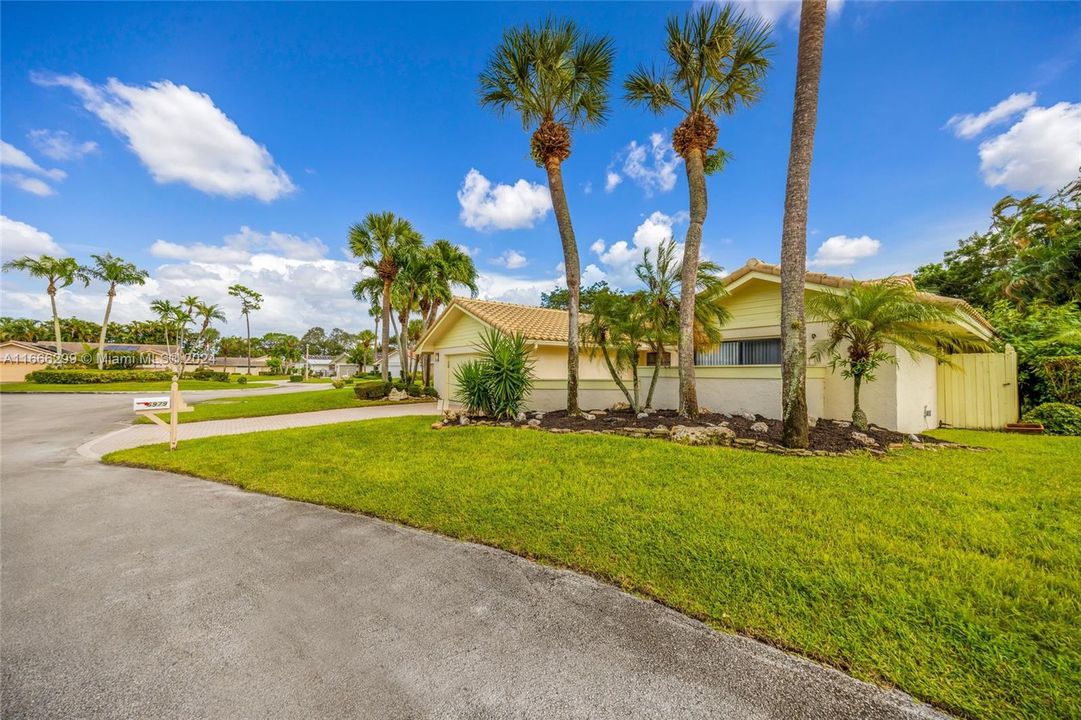 For Sale: $719,000 (3 beds, 2 baths, 1936 Square Feet)