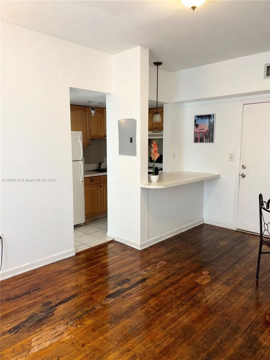 For Rent: $1,900 (1 beds, 1 baths, 390 Square Feet)