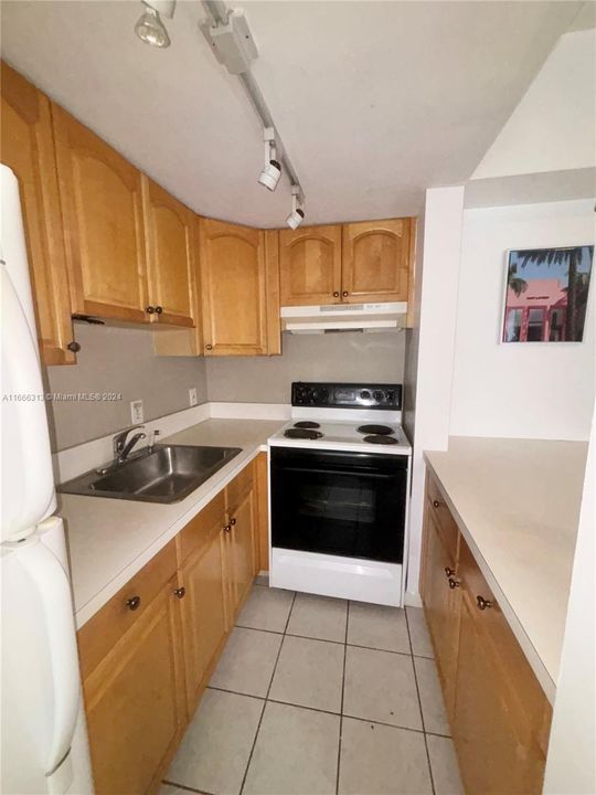 For Rent: $1,900 (1 beds, 1 baths, 390 Square Feet)