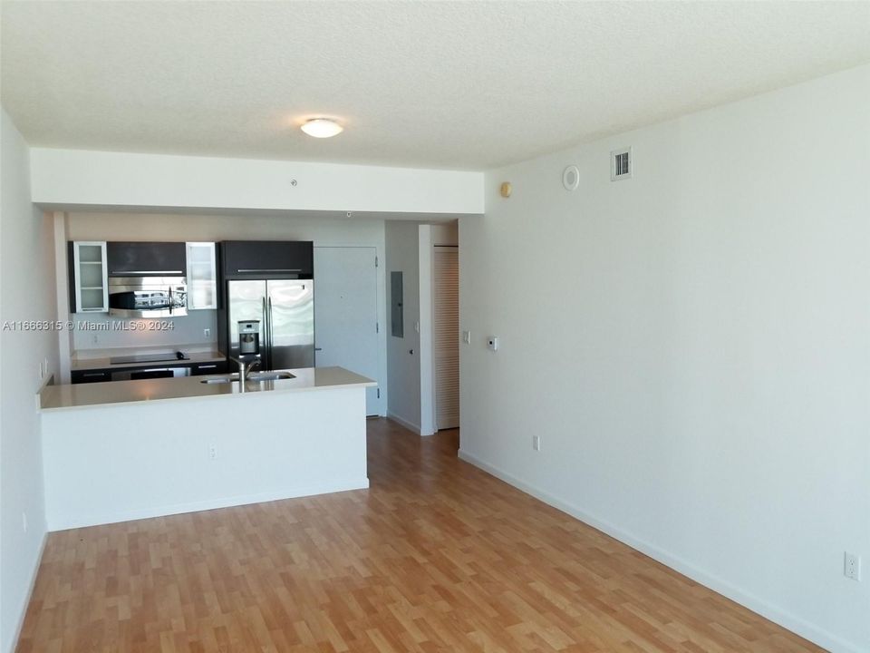 For Rent: $2,650 (1 beds, 1 baths, 692 Square Feet)