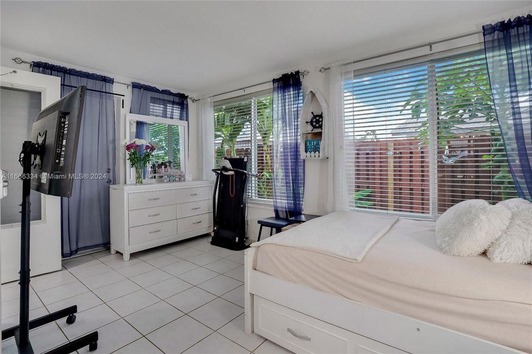 For Sale: $370,000 (2 beds, 1 baths, 981 Square Feet)