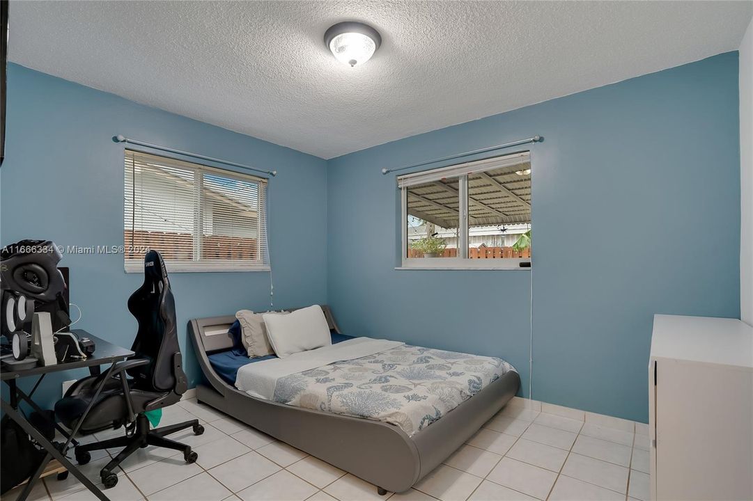 For Sale: $370,000 (2 beds, 1 baths, 981 Square Feet)