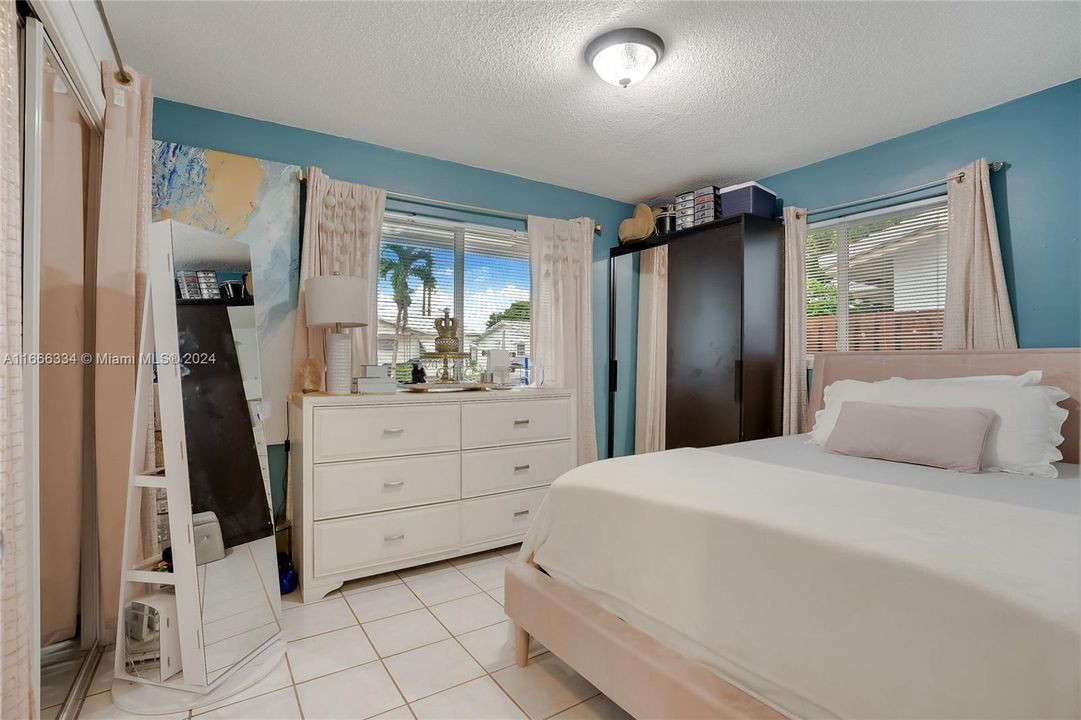 For Sale: $370,000 (2 beds, 1 baths, 981 Square Feet)