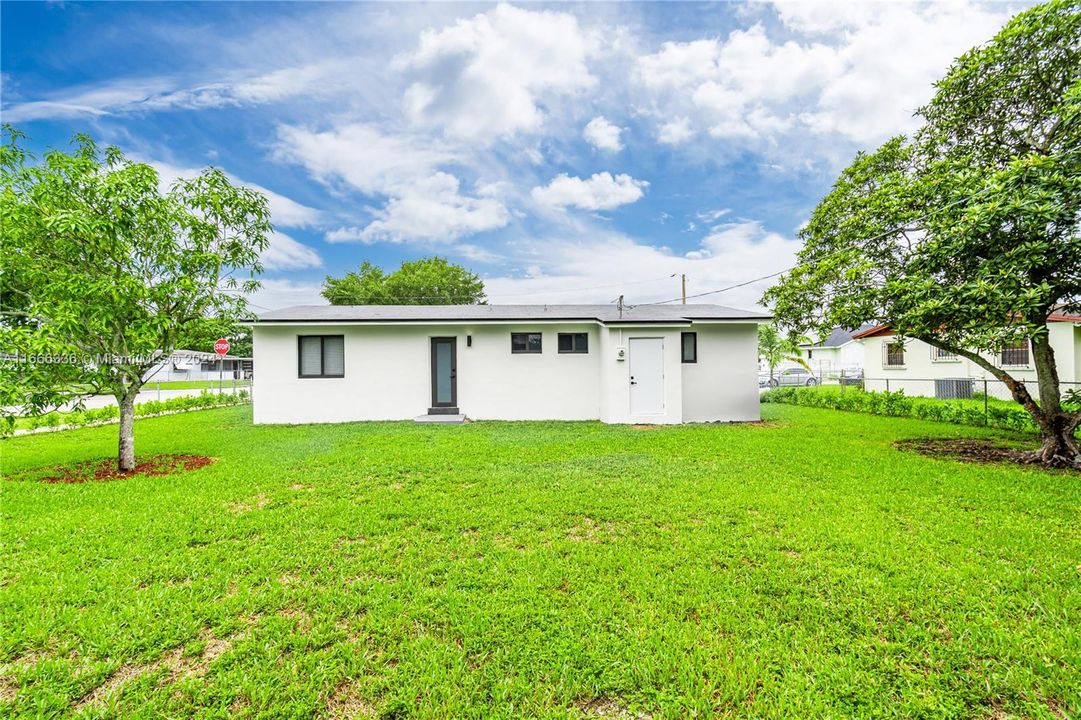 For Sale: $615,000 (3 beds, 2 baths, 1200 Square Feet)