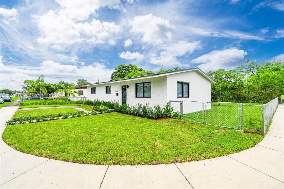 For Sale: $615,000 (3 beds, 2 baths, 1200 Square Feet)