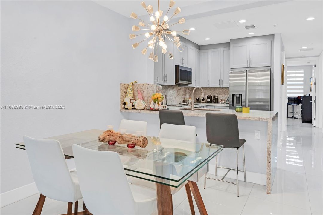 For Sale: $395,000 (2 beds, 2 baths, 1023 Square Feet)