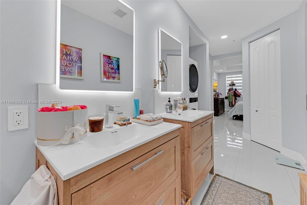 For Sale: $395,000 (2 beds, 2 baths, 1023 Square Feet)