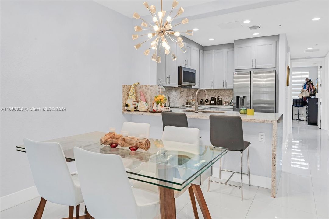 For Sale: $395,000 (2 beds, 2 baths, 1023 Square Feet)