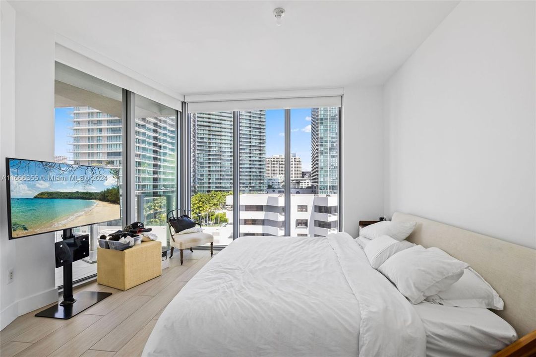 For Sale: $799,000 (2 beds, 2 baths, 1060 Square Feet)