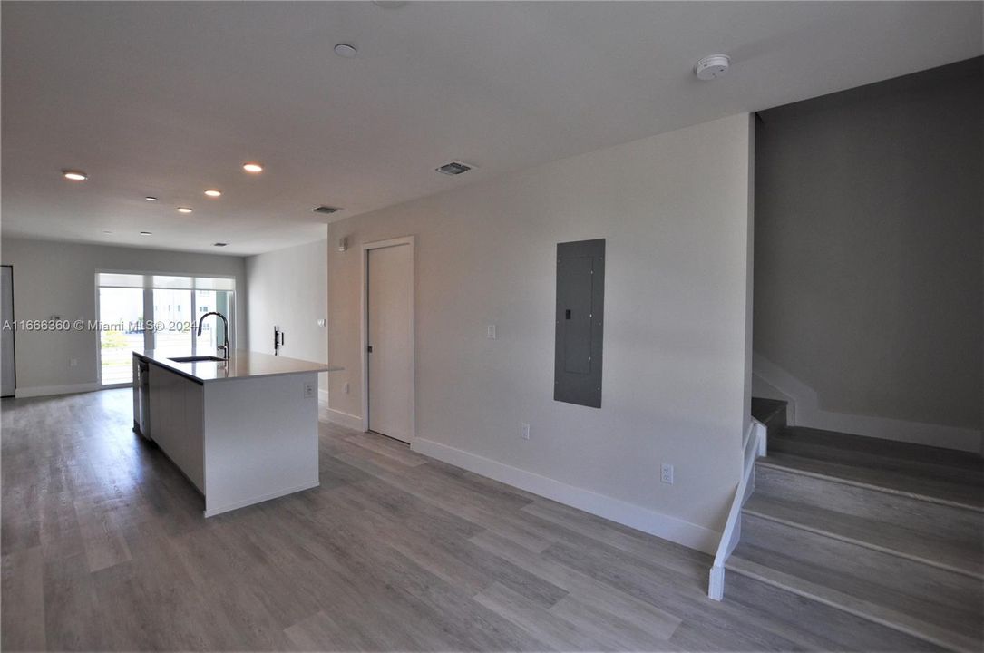 For Sale: $459,000 (2 beds, 2 baths, 1273 Square Feet)