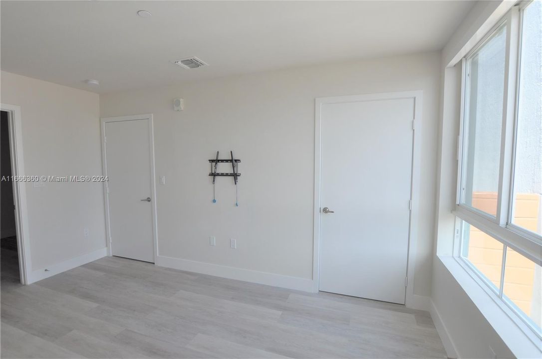 For Sale: $459,000 (2 beds, 2 baths, 1273 Square Feet)