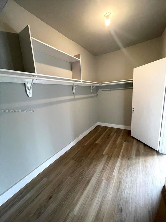 For Rent: $2,420 (2 beds, 1 baths, 1200 Square Feet)