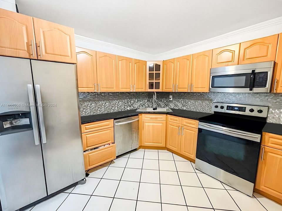 For Sale: $229,950 (1 beds, 1 baths, 887 Square Feet)