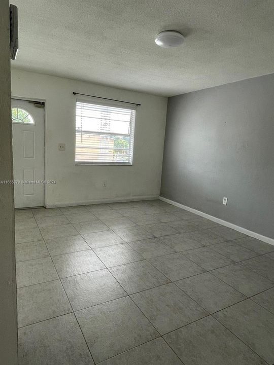 For Rent: $2,200 (2 beds, 1 baths, 800 Square Feet)