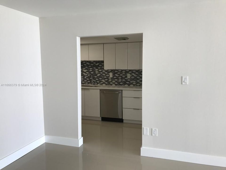 For Sale: $214,900 (1 beds, 1 baths, 717 Square Feet)