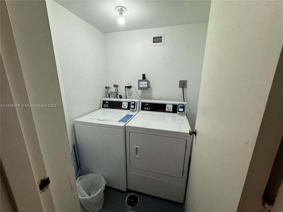 For Sale: $214,900 (1 beds, 1 baths, 717 Square Feet)