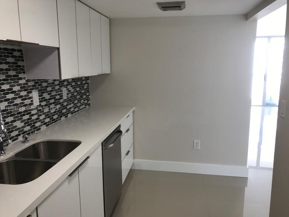 For Sale: $214,900 (1 beds, 1 baths, 717 Square Feet)