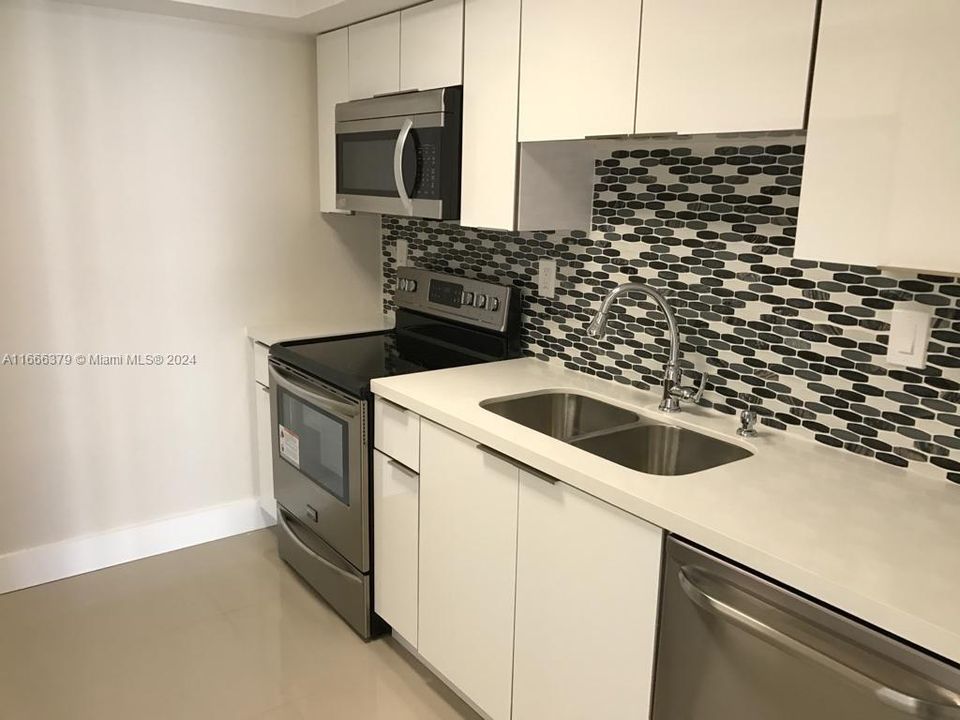 For Sale: $214,900 (1 beds, 1 baths, 717 Square Feet)