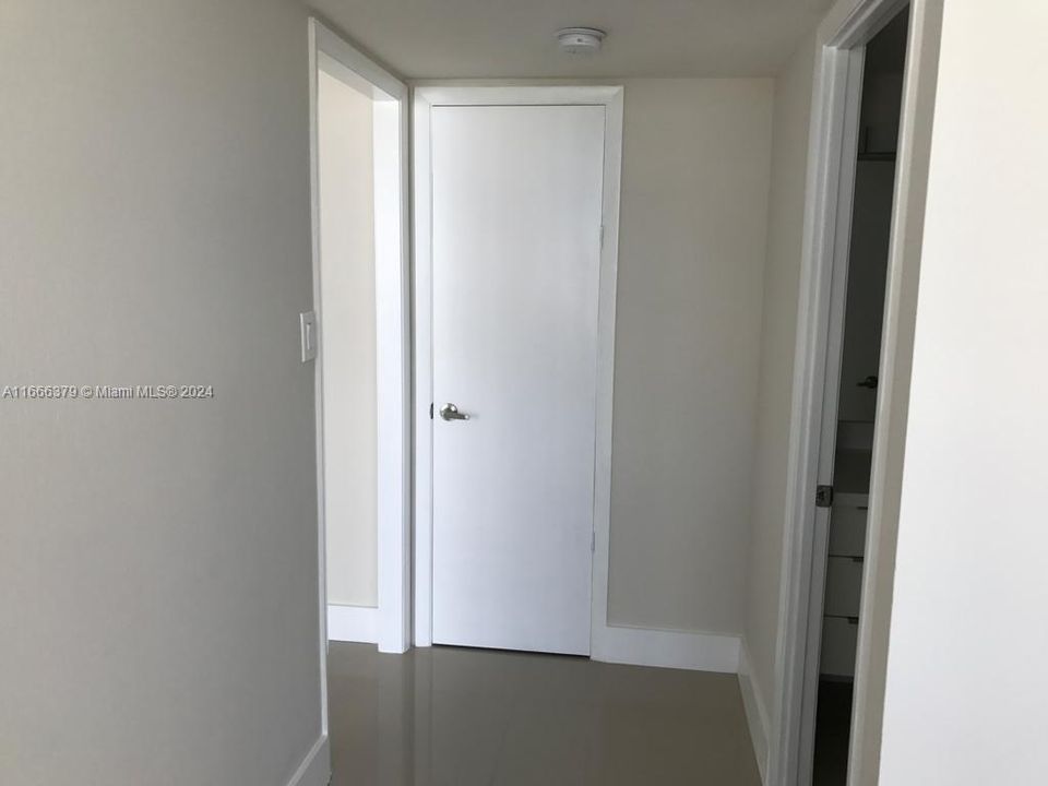 For Sale: $214,900 (1 beds, 1 baths, 717 Square Feet)