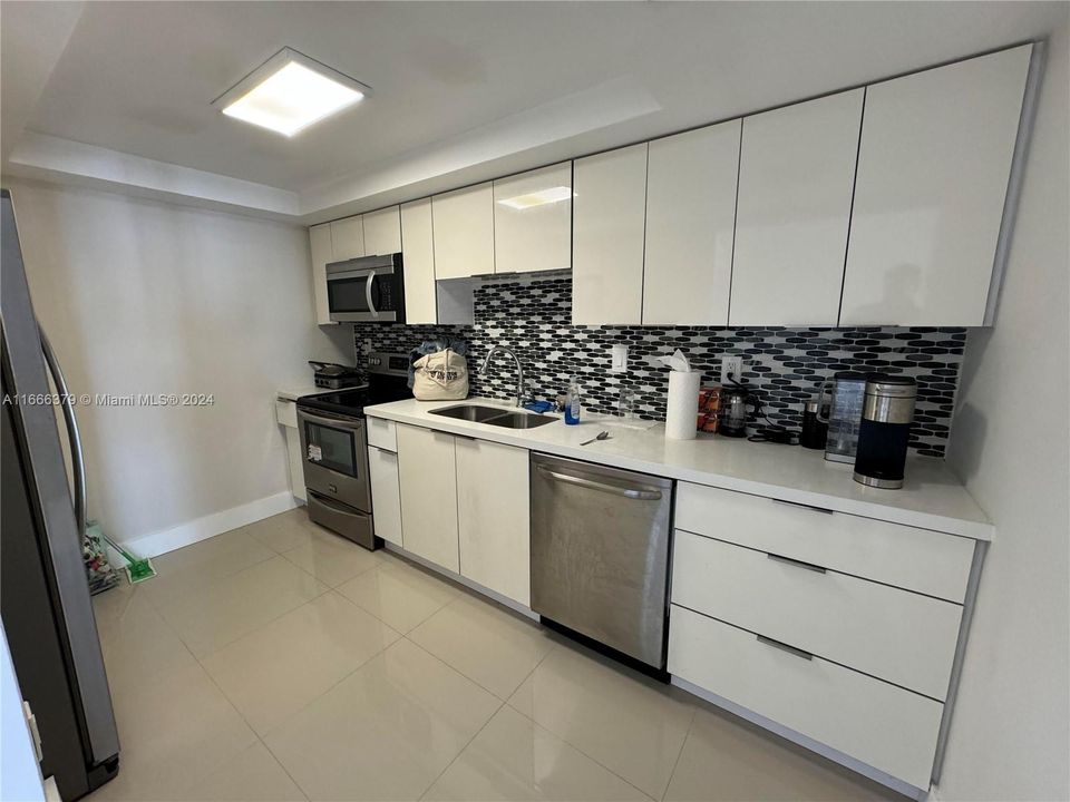 For Sale: $214,900 (1 beds, 1 baths, 717 Square Feet)