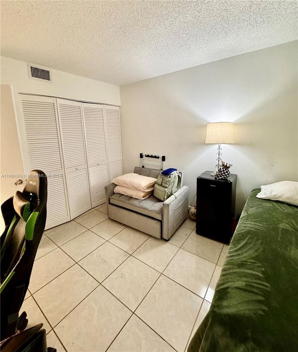 For Sale: $250,000 (2 beds, 1 baths, 896 Square Feet)