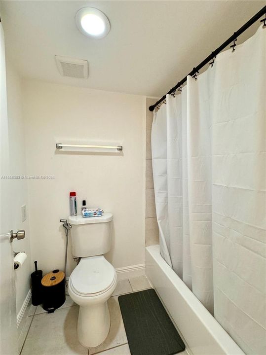 For Sale: $250,000 (2 beds, 1 baths, 896 Square Feet)