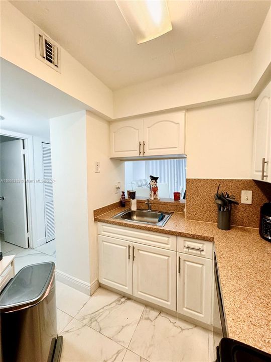 For Sale: $250,000 (2 beds, 1 baths, 896 Square Feet)