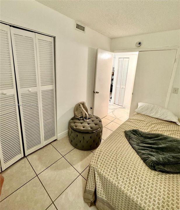 For Sale: $250,000 (2 beds, 1 baths, 896 Square Feet)