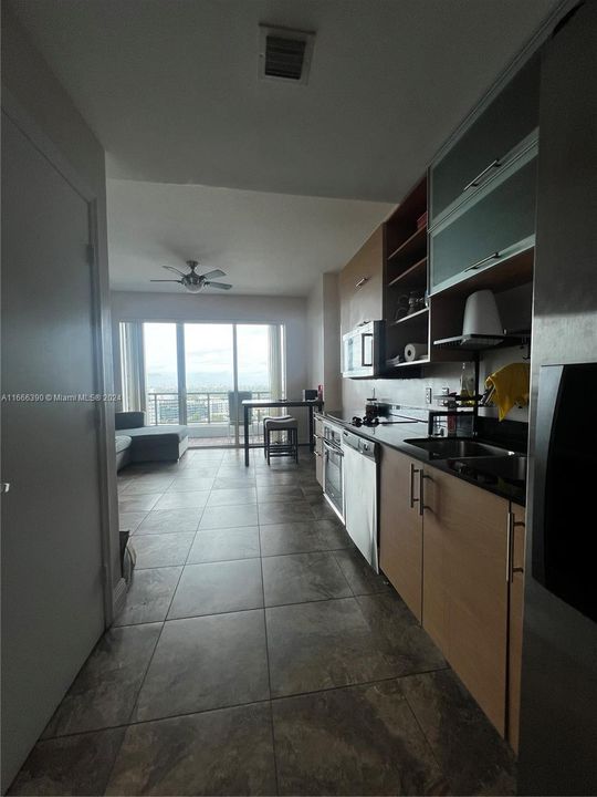 For Sale: $490,000 (1 beds, 1 baths, 595 Square Feet)