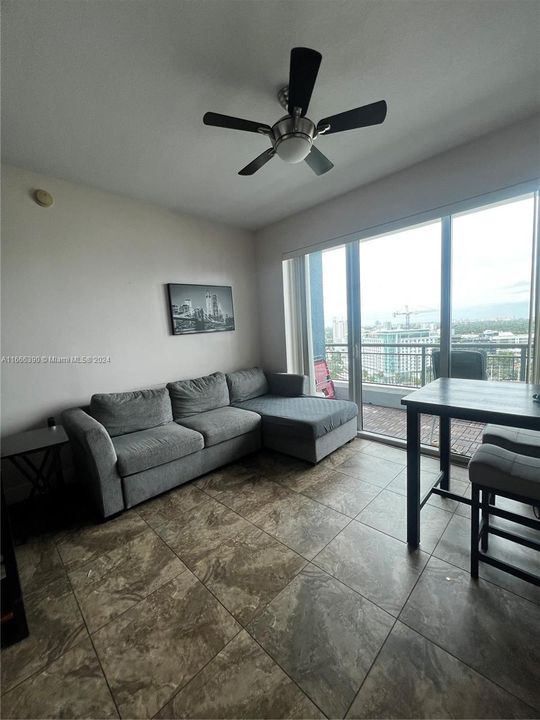 For Sale: $490,000 (1 beds, 1 baths, 595 Square Feet)