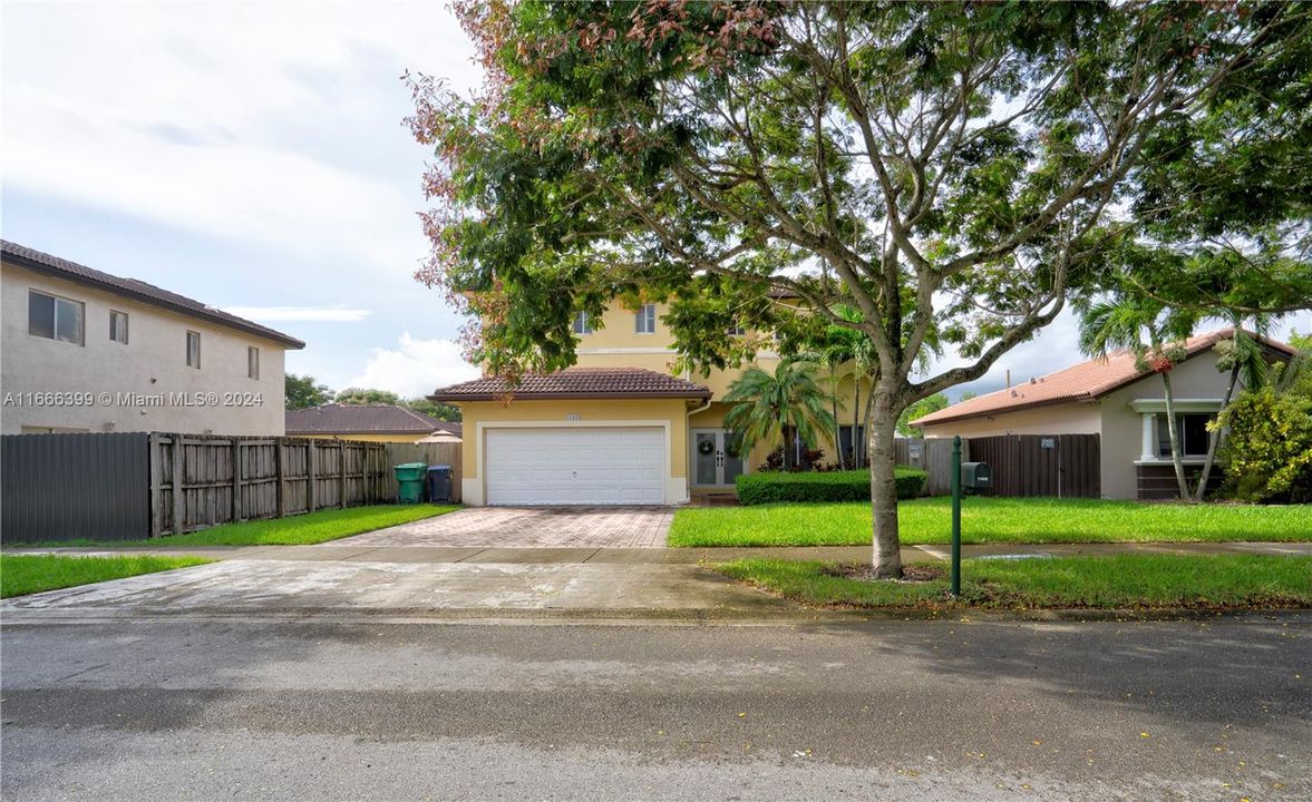 For Sale: $660,000 (3 beds, 3 baths, 2727 Square Feet)