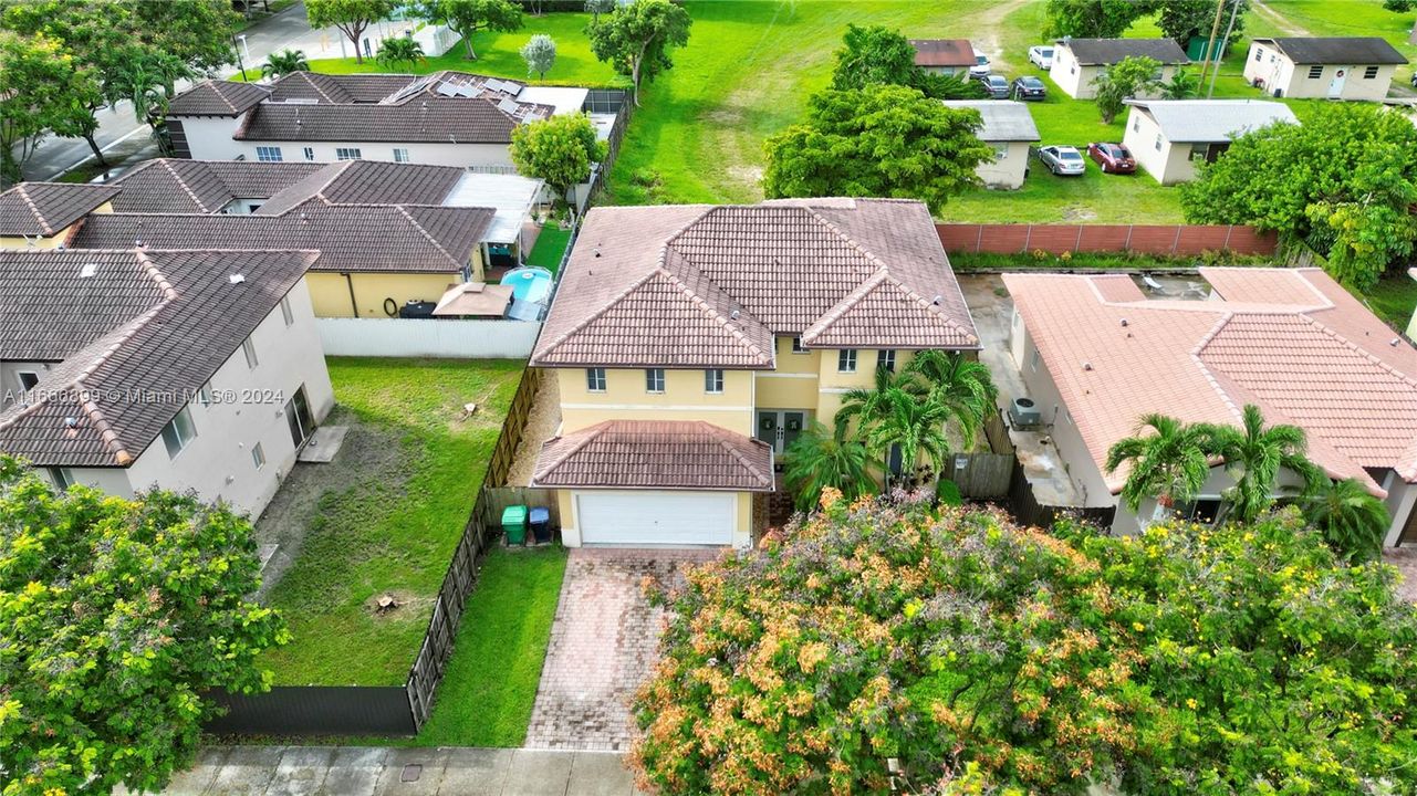 For Sale: $660,000 (3 beds, 3 baths, 2727 Square Feet)