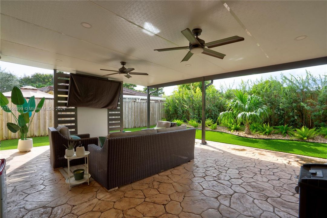 For Sale: $660,000 (3 beds, 3 baths, 2727 Square Feet)