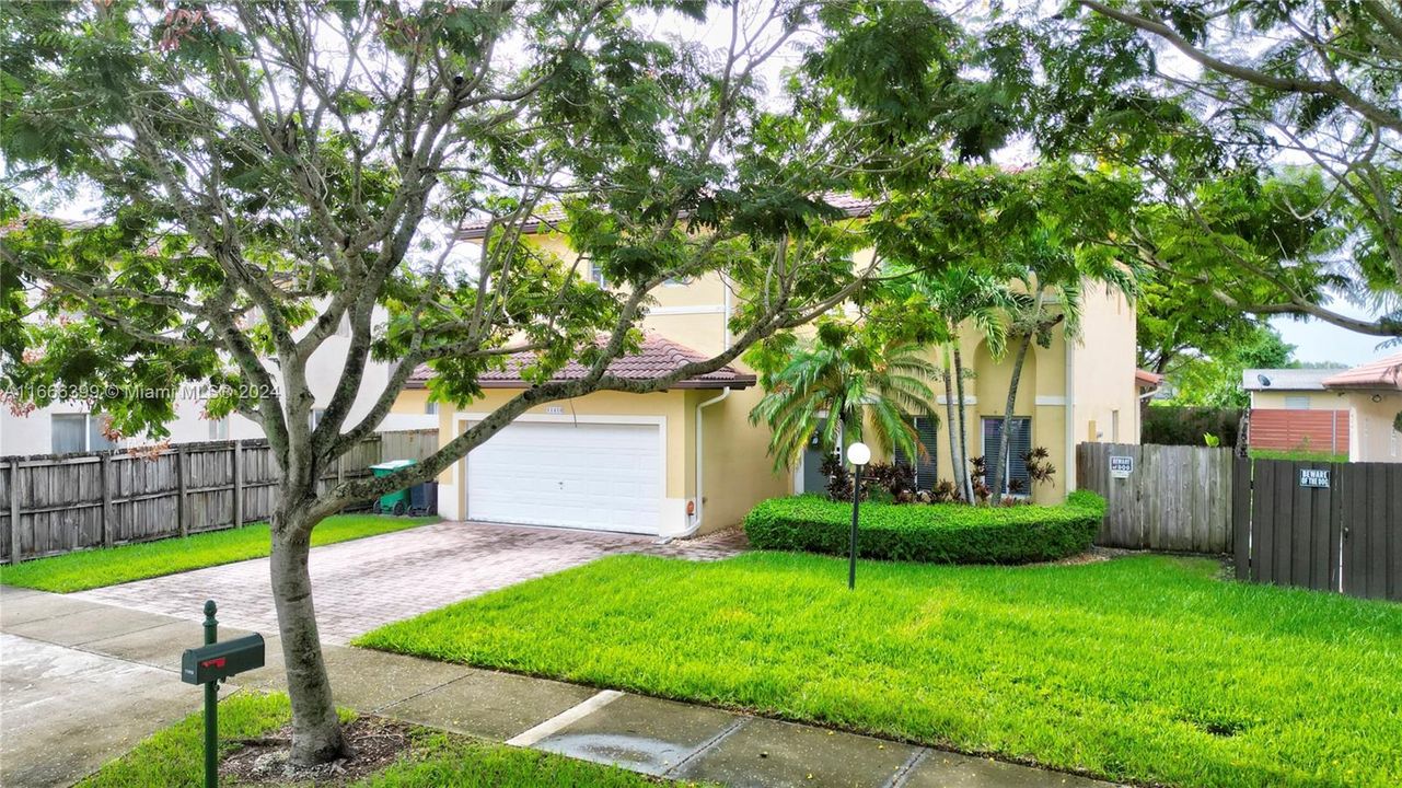 For Sale: $660,000 (3 beds, 3 baths, 2727 Square Feet)