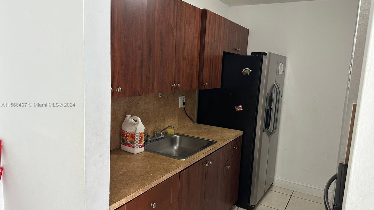 For Rent: $2,200 (2 beds, 1 baths, 784 Square Feet)