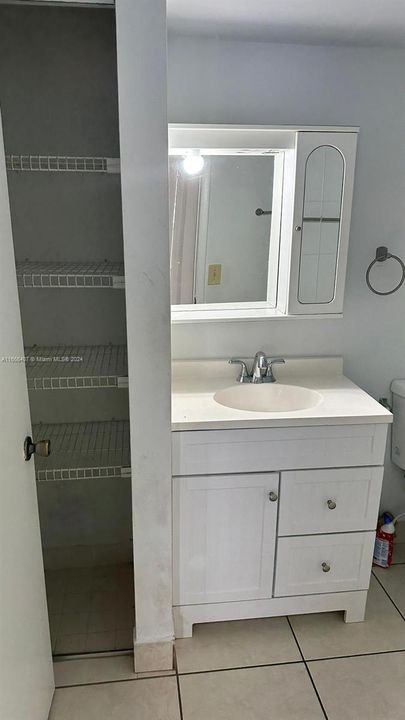 For Rent: $2,200 (2 beds, 1 baths, 784 Square Feet)