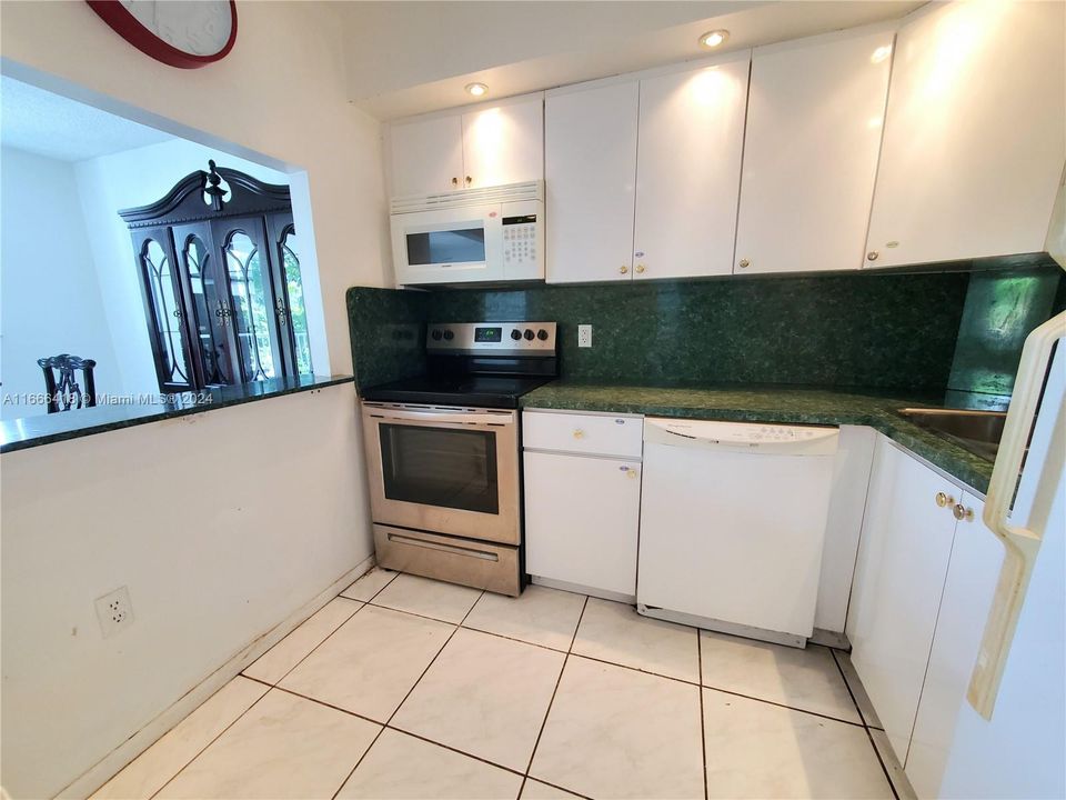 For Rent: $1,700 (1 beds, 1 baths, 830 Square Feet)