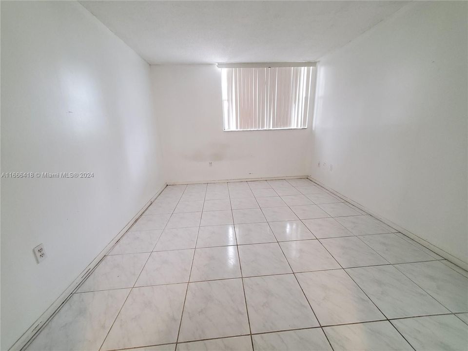 For Rent: $1,700 (1 beds, 1 baths, 830 Square Feet)