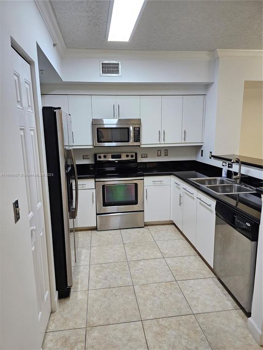 Active With Contract: $2,250 (2 beds, 2 baths, 1161 Square Feet)