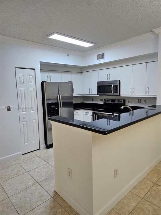 Active With Contract: $2,250 (2 beds, 2 baths, 1161 Square Feet)