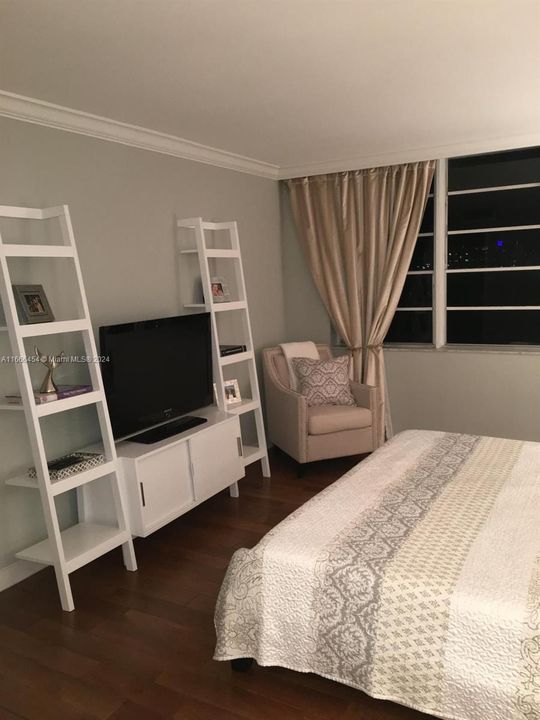 En Venta: $300,000 (1 camas, 1 baños, 1057 Pies cuadrados)