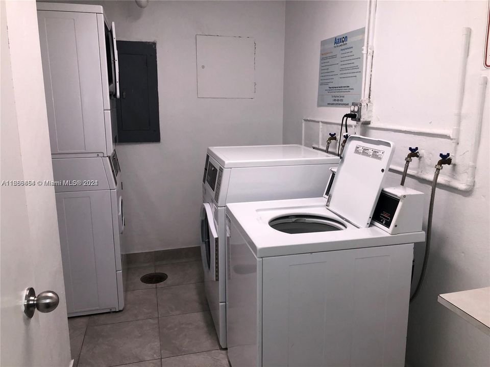 For Sale: $300,000 (1 beds, 1 baths, 1057 Square Feet)