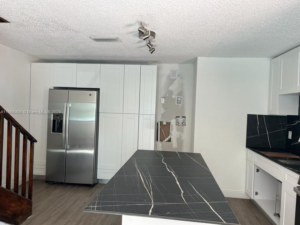 For Rent: $3,400 (3 beds, 1 baths, 2708 Square Feet)