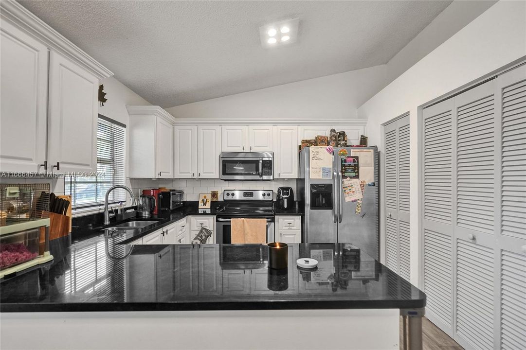 For Sale: $379,000 (2 beds, 2 baths, 1185 Square Feet)