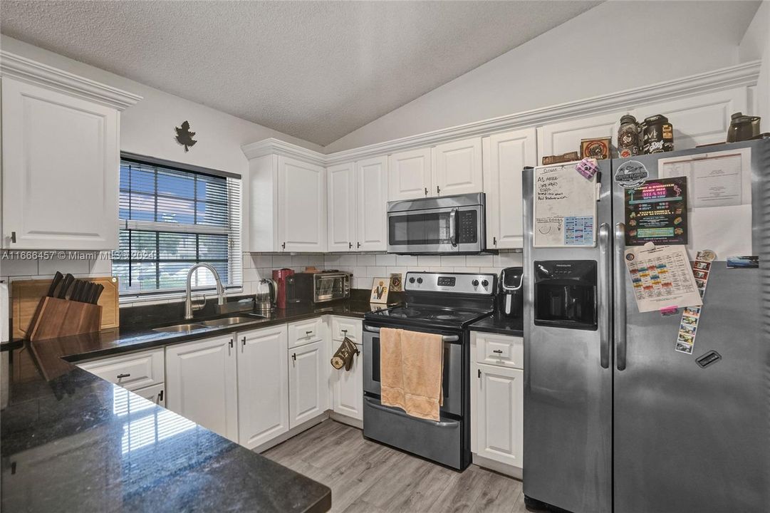 For Sale: $379,000 (2 beds, 2 baths, 1185 Square Feet)