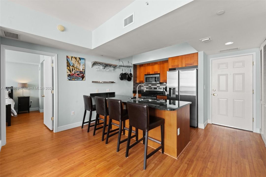 For Sale: $599,000 (2 beds, 2 baths, 970 Square Feet)