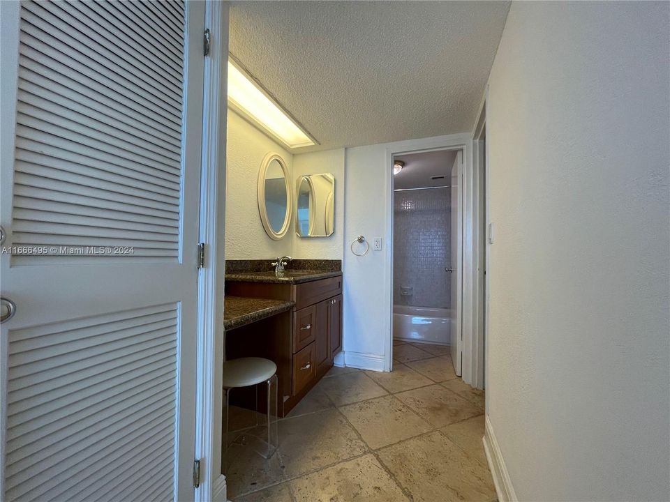 For Rent: $3,100 (1 beds, 2 baths, 824 Square Feet)