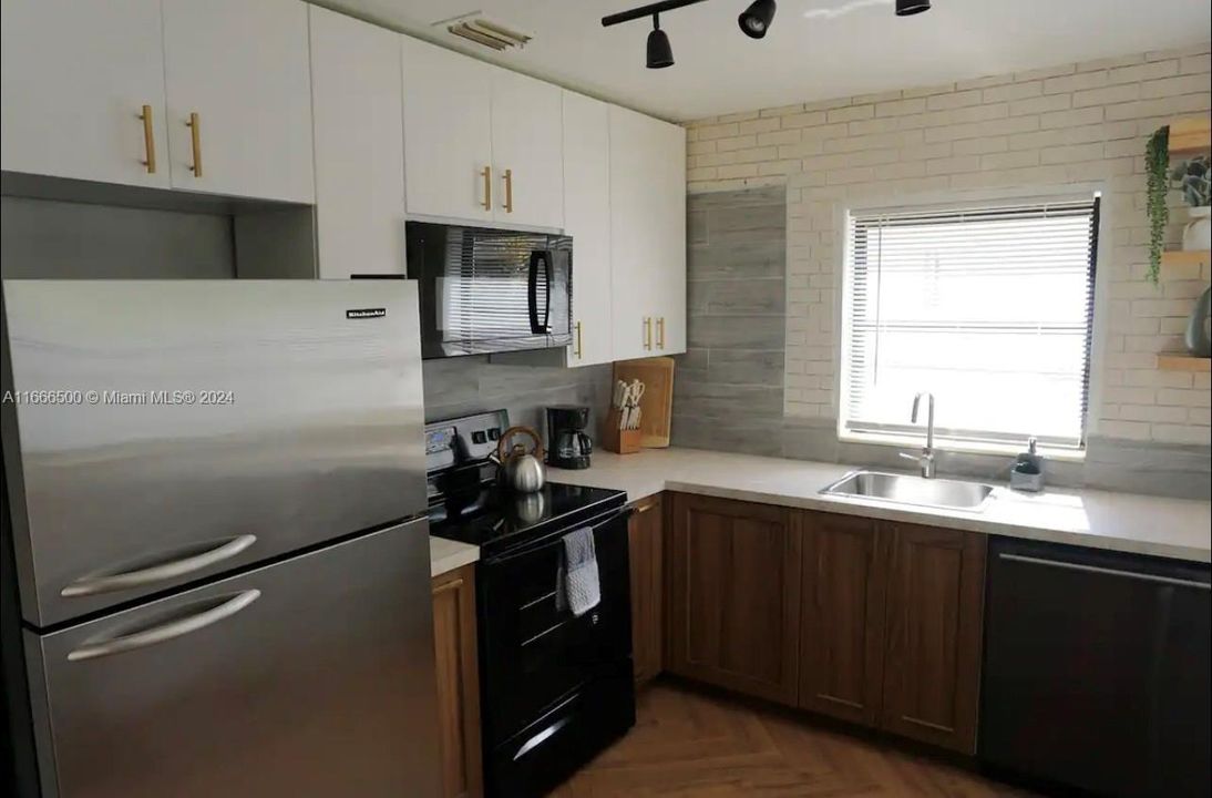 For Sale: $475,000 (3 beds, 1 baths, 966 Square Feet)